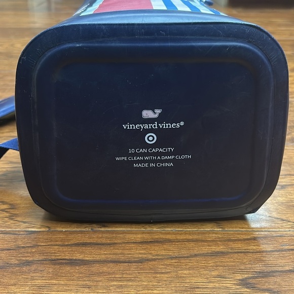 Vineyard Vines 10 Can capacity cooler - Picture 2 of 8